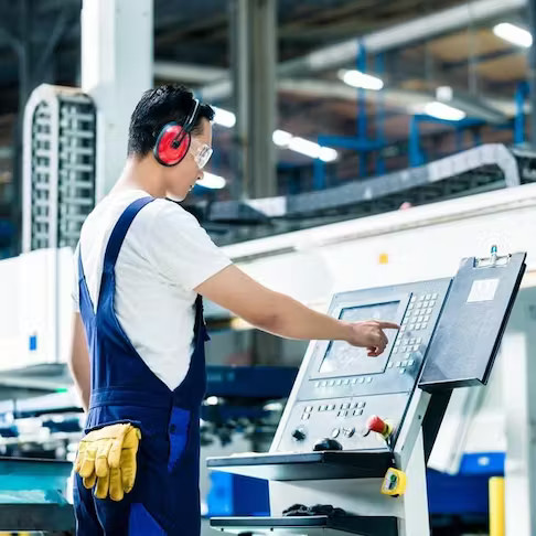 Doświadczony operator maszyn CNC