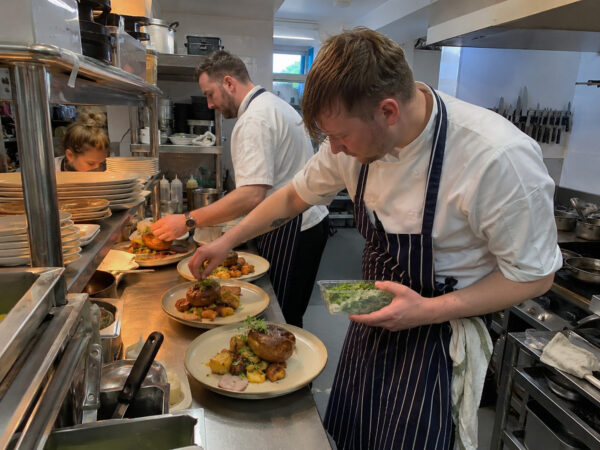 Kucharz Commis Chef Anglia – Chef de Partie | 14–16 £/h